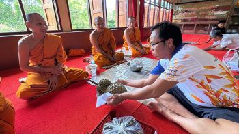 ชาวบ้านนำผลไม้ถวายพระ ทำบุญสลากภัต 1 ปี มีครั้ง
