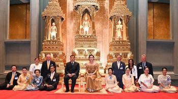 “ในหลวง-พระราชินี” ทอดพระเนตรการแสดง \'แซ่ซ้องทศมสยามินทร์ นาฏศิลป์ไทย - ตะวันตก\'