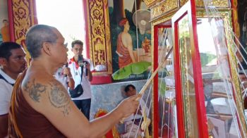 สายมูแห่ร่วมพิธีพุทธาภิเษกเหรียญ\'พระศักดิ์สิทธิ์\'รุ่น\'รวยสมปารถนา\'ส่องเลขหางประทัด
