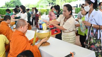 คณะผู้บริหารและบุคลากร รพ.เจริญกรุงประชารักษ์ ร่วมทำบุญตักบาตรวันวิสาขบูชา