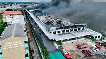 ควันพิษลอยฟุ้ง ไฟไหม้โรงงานฯลาดกระบัง กทม.สั่งอพยพ ปชช. 140 หลัง