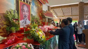 เอกอัครราชทูตเวียดนาม ร่วมรำลึก ‘135ปี-ชาติกาลลุงโฮ’ วีรบุรุษผู้ยิ่งใหญ่