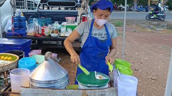 อดีตสาวโรงงานหนีโควิดพาสามีกลับบ้านทำขนมไทยขายตามตลาดนัดโกยเงิน 3-4 พันต่อวัน