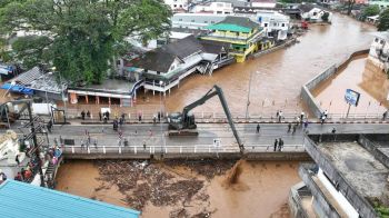 ฝนกระหน่ำหนักน้ำท่วมกลางดึก ‘แม่สาย’อ่วมอีก! ขนของอพยพจ้าละหวั่น