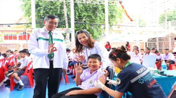 ‘ดีไลน์ หน่วยกู้สู้หวัด’ ลุยฉีดวัคซีนไข้หวัดใหญ่รร.- ชุมชนวัดประชาระบือธรรม