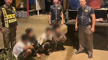 รวบ 9 แรงงานเถื่อนคาปิกอัพ หลังตำรวจเรียกตรวจค้น ด้านคนขับไหวตัวทิ้งรถเผ่นหนีเข้าป่า