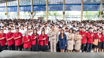 ‘พ่อเมืองชลบุรี’ร่วมกิจกรรม‘ผู้ว่าฯมาหาน้อง’ มุ่งพบปะ-มอบนโยบายนักเรียน-บุคลากรในสถานศึกษา