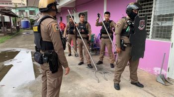 ตร.สายตรวจมาเกือบหมดโรงพัก พร้อมไม้ง่ามปราบสามีคลุ้มคลั่งจับภรรยาเป็นตัวประกัน