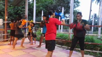 ‘ครูสอนมวยไทย’ ชักชวนเด็กๆ ‘ซ้อมมวย’ ป้องกันภัยยาเสพติด