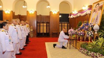 คณะบุคคล พสกนิกร พร้อมใจลงนามถวายพระพรชัยมงคล ‘พระราชินี’ 
