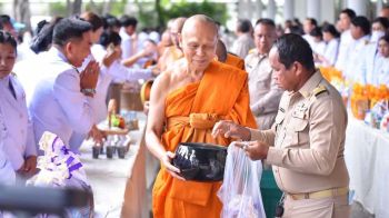 ‘ชาวคลองหลวง’ร่วมทำบุญตักบาตรถวายพระราชกุศลแด่สมเด็จพระนางเจ้าฯ เนื่องวันเฉลิมพระชนมพรรษา