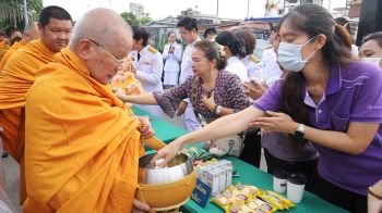 ชาวเมืองย่าโมสวมเสื้อสีม่วงตักบาตรเพื่อเฉลิมพระเกียรติ