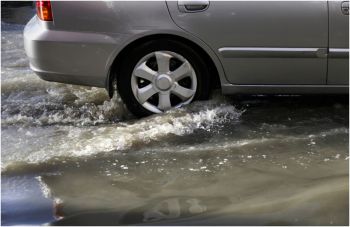ฝนตก น้ำท่วม ขับรถยังไงไม่ให้รถดับกลางทาง