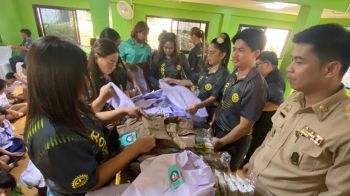 ‘สโมสรโรตารีจันทบูร’ มอบเสื้อชุดนักเรียน-ทุนการศึกษา-นร.รร.บ้านชำโสม