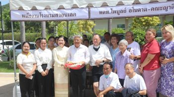 เจ้าของ รร.สวอนเลค-มอบข้าวสาร800ถุง-เงิน3แสนให้ชาวบ้าน