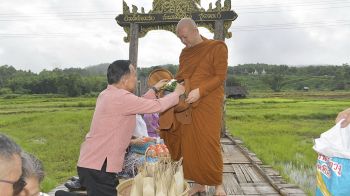 แม่ฮ่องสอนเชิญชวน ‘ตักบาตรสะพานซูตองเป้’ ศรัทธาอิ่มบุญ-อุดหนุนชุมชน
