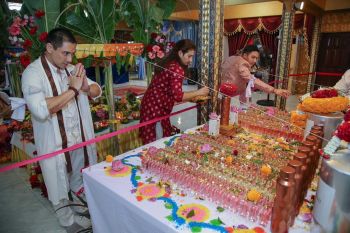 ‘ชีส พีรกร - เอ พศิน’ ร่วมปลุกเสกน้ำหอม พี.เอส.ดิวาลี ดึงพลังบวกสู่ชีวิต