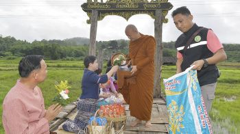 รองผวจ.แม่ฮ่องสอน-จัดพิธีตักบาตร ‘สะพานซูตองเป้’
