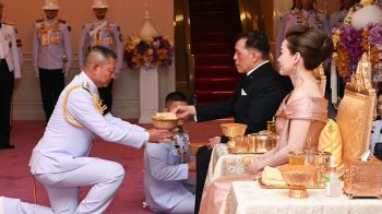 \'ในหลวง-พระราชินี\'ทอดพระเนตรการแสดงกาชาดคอนเสิร์ต ครั้งที่ 51 \'SEA OF LOVE\'