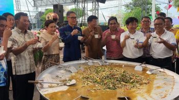 ‘ผัดฉ่าหอยหลอด’ไฟกระทะยักษ์ หนึ่งเดียวในโลก-งานตะวันรอนดอนหอยหลอด