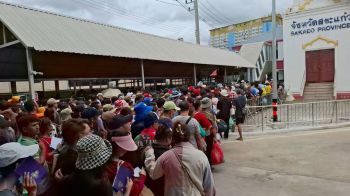 เขมรแตกตื่น แห่กลับประเทศนับหมื่นล้นด่าน กัมพูชาชิงตัดเนต-ไฟไทย