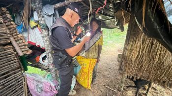 ตม.สระแก้วเข้ม ปิดล้อมตรวจค้น จับ4เขมรกลางทุ่ง หลบหนีเข้าเมือง