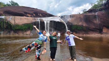 \'น้ำตกถ้ำพระ\'บึงกาฬเปิดแล้ว! สไลเดอร์ธรรมชาติสุดฟิน ถ่ายรูปสวย บรรยากาศเขียวขจี