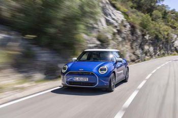 มินิ ประเทศไทย เปิดตัว MINI Cooper SE High Trim ใหม่  จัดเต็มออปชั่น เคาะราคา 1.799 ล้านบาท!!