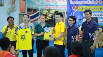 ‘มาดามน้อย’มอบเสื้อ-เป็นกำลังใจผู้เข้าค่าย‘สานสัมพันธ์-เสริมพลังต้านยาเสพติด’