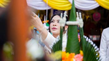 \'มาดามหยก\'นำพิธีเบิกเนตร วัดพระธาตุดอยสุเทพฯ หวังปัดเป่าความขัดแย้ง-พลิกฟื้นเศรษฐกิจไทย