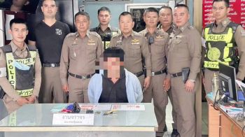 รวบ\'หัวจ่ายยานรก\'คาด่านกระทุ่มแบน! พกปืนเต็มเอว พร้อมยาบ้า-ไอซ์กว่าพันเม็ด