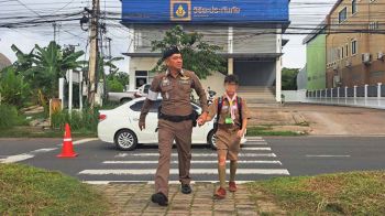 จราจรมุกดาหาร‘ตัดหญ้า-กำจัดวัชพืช’บนทางเท้า-ทางข้ามเพื่อความปลอดภัย