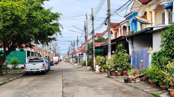 ชาวสะพานใหม่ผวา! ชายคลั่งทุบบ้านตัวเอง ส่อร้าวไปหลังอื่น คนแห่ย้ายหนี พบเคยชักมีดไล่ฟัน