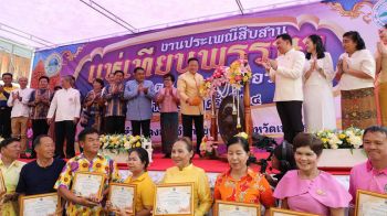 อบจ.เพชรบูรณ์-ร่วมสืบสานประเพณี \'แห่เทียนพรรษา\' ชนแดน-วังโป่ง ปี2568