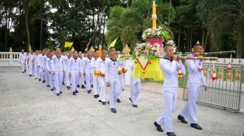 ชาวเกล็ดแก้ว-ร่วมสืบสานประเพณีอันดีงาม \'จัดขบวนแห่นางรำ-ถวายเทียนพรรษา\'