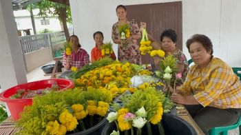 กำนันพาชาวบ้าน \'ทำดอกไม้กำ\' ส่งขายช่วงวันพระใหญ่-สร้างรายได้ในชุมชน