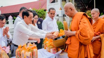 \'ชาวไทย-มาเลย์\' ร่วมกัน\'ทำบุญตักบาตร\'เนื่องในวันอาสาฬหบูชา-เข้าพรรษา