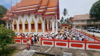 ชาวพุทธศาสนิกชนจังหวัดยะลา\'ร่วมเวียนเทียน\'ช่วงกลางวัน-ในวันอาสาฬหบูชา