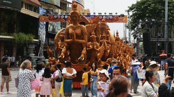 หลายคุ้มวัด-เคลื่อนขบวน\'เทียนพรรษา\'ไปที่ลานย่าโม-พร้อมร่วมงานประกวดพรุ่งนี้