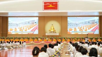 พุทธศาสนิกชนนับหมื่น ร่วมทำบุญวันอาสาฬหบูชาและเข้าพรรษาที่วัดพระธรรมกาย