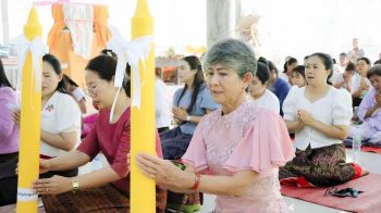 ทม.ลำปลายมาศ-ชาวพุทธ \'ถวายเทียนพรรษา\' เนื่องในเทศกาลเข้าพรรษา