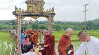 เข้าพรรษาเรียบง่ายที่ซูตองเป้ ชาวแม่ฮ่องสอนร่วมทำบุญคึกคัก แม้นักท่องเที่ยวซาลง