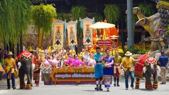 \'สวนนงนุชพัทยา\' จัดขบวน\'แห่เทียนพรรษา\'พร้อมนำถวาย 9 วัด-สืบสานประเพณีไทย