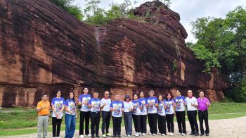 \'ปลื้มจิตร์-อรอุมา\'นำทีม 8 ตำนานลูกยางไทยเยือนบึงกาฬชมความงาม \'หินสามวาฬ\'