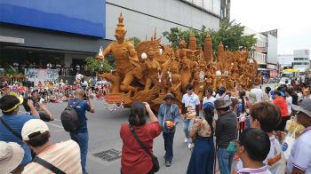 อลังการ! \'ขบวนแห่เทียนโคราช\' ท่ามกลางนักท่องเที่ยวนับหมื่น