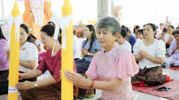 ทม.ลำปลายมาศ-พุทธศาสนิกชน \'ถวายเทียน\' ในวันเข้าพรรษา