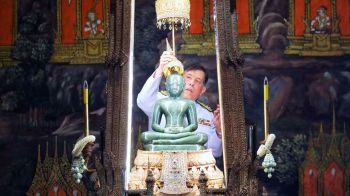 ‘ในหลวง-พระราชินี’ทรงเปลี่ยนเครื่องทรงฤดูร้อนเป็นเครื่องทรงฤดูฝน ถวาย‘พระแก้วมรกต’