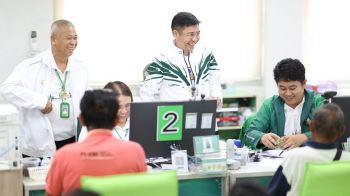 ‘ฉัตรชัย’ลงพื้นที่ เยี่ยมสาขา ‘ธ.ก.ส.’ แนะลูกค้าเกษตรกร เพิ่มช่องทางค้าขาย
