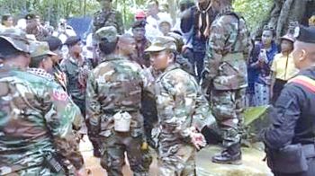 ‘ตาเมือนธม’ป่วน  สาวเขมรตะโกนใส่ทหารไทย  ทหาร2ปท.โร่เคลียร์หวิดปะทะ