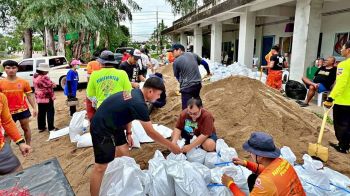 \'ทน.เชียงราย\'เร่งบรรจุกระสอบทราย-แจกปชช.รับมือ \'พายุวิภา\' เผย!จนท.พร้อมช่วยเหลือ